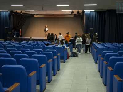 Ci facciamo largo tra le poltroncine azzurre dell'aula per scambiare due chiacchiere con i protagonisti del progetto
